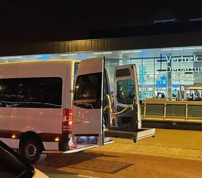 Rolstoelbus bij Schiphol voor reizigers uit Bodegraven